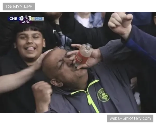 曼城球迷用阿森纳水瓶藏秘密信息，引发看台欢呼